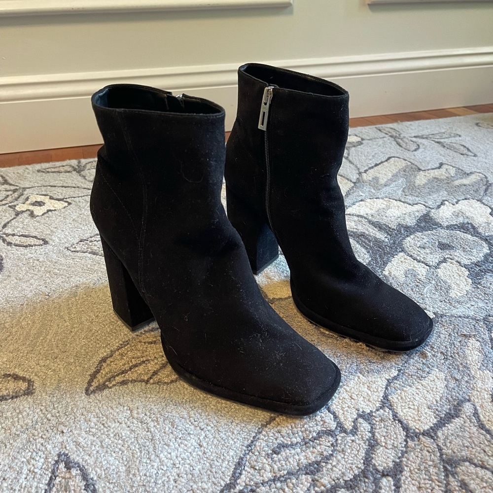 SCHUTZ Black Heeled Boots Sleek Minimalist Design